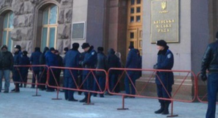Киевсовет охраняет рекордное количество бойцов Беркута, произошла потасовка