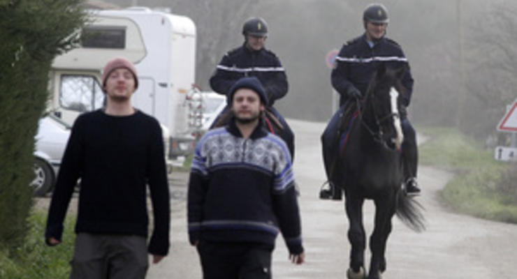 Сотни журналистов дежурят возле убежища от апокалипсиса во Франции
