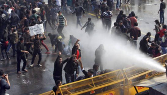 В Индии демонстрацию за права женщин разогнали водометами