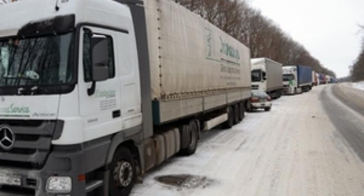 Из снежных заносов в Днепропетровской области вытащили 60 фур