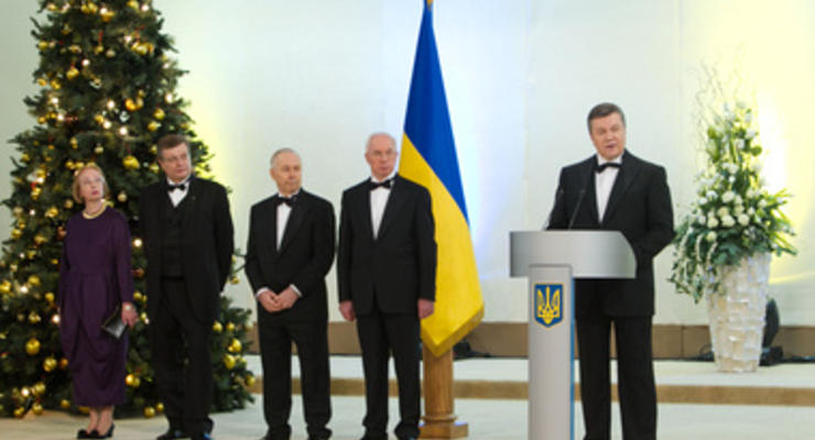 Янукович уволил 8 министров