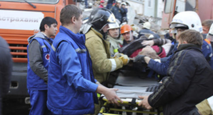 В России спасатели на руках вынесли 25 человек из затопленного нечистотами здания