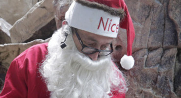 Американец в костюме Санта-Клауса устроил в своем доме оргию