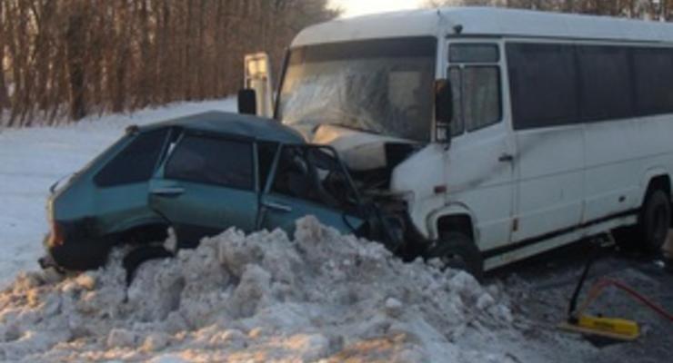 В Винницкой области легковой автомобиль протаранил микроавтобус, есть жертвы