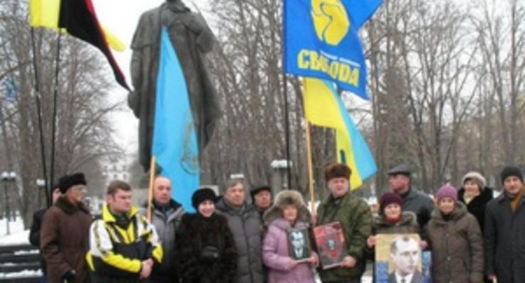 День рождения Бандеры: в Луганске несколько активистов собрались у памятника Шевченко