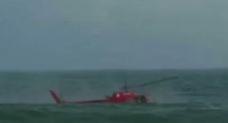 Рио: вертолет упал в море возле пляжа. Видео
