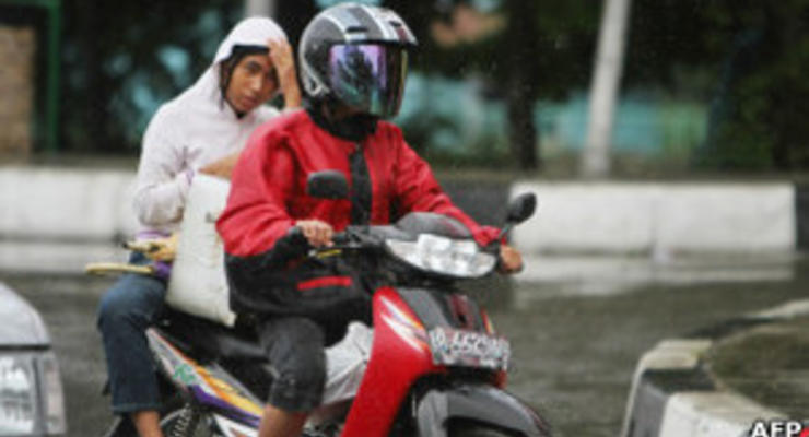 В Индонезии придумали женский способ езды на мотоцикле
