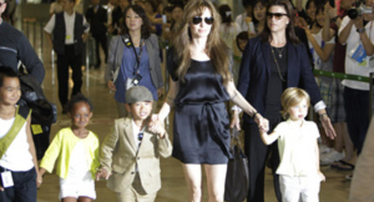 Дети Анджелины Джоли и Брэда Питта случайно вызвали на дом наряд полиции и вертолет