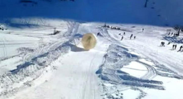 На кавказском горнолыжном курорте зорб с туристами сорвался в ущелье, погиб один человек