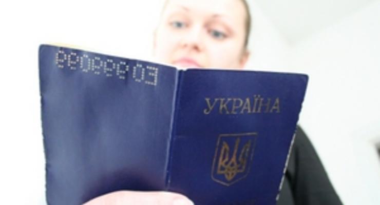 Азаров против введения графы национальность в украинских паспортах