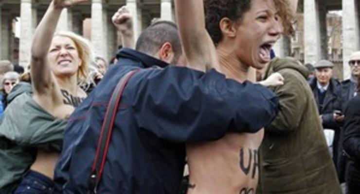 Активистки FEMEN разделись перед Папой Римским, чтобы показать надпись На геев уповаем