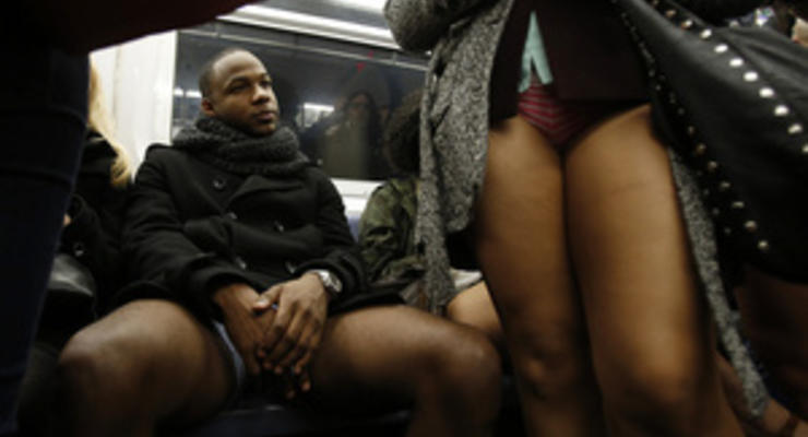 Фотогалерея: В метро без штанов. По миру прокатилась волна флешмобов No Pants Subway Ride