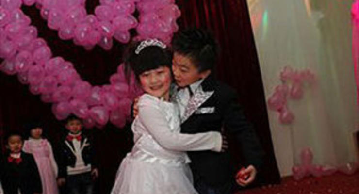 В Китае прошла массовая свадебная церемония с участием более 100 детей