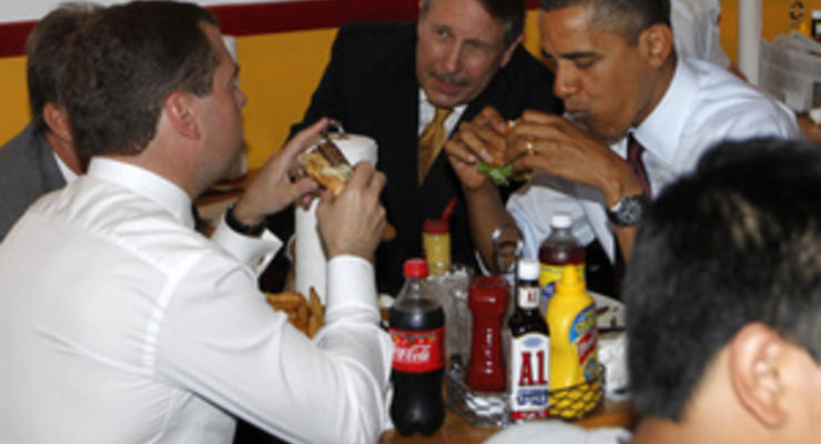 В США закрылась любимая закусочная Обамы, в которой он ел бургеры с Медведевым