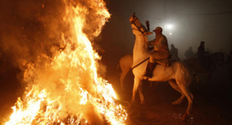 Фотогалерея: Огненные кони Пиреней. В Испании отпраздновали Ночь святого Антония