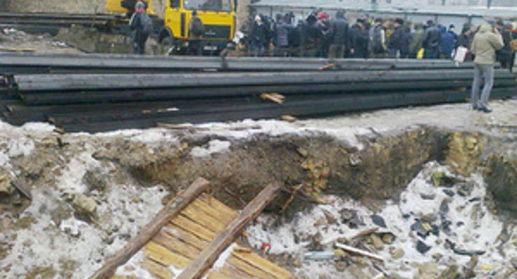 В Киеве протестующие повалили забор вокруг стройки в Десятинном переулке