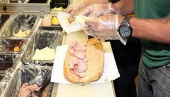 Австралиец уличил известную сеть ресторанов в том, что их сэндвичи короче, чем в рекламе