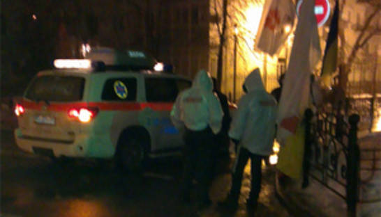 На митинге под АП одному из прикованных к забору сторонников Тимошенко стало плохо