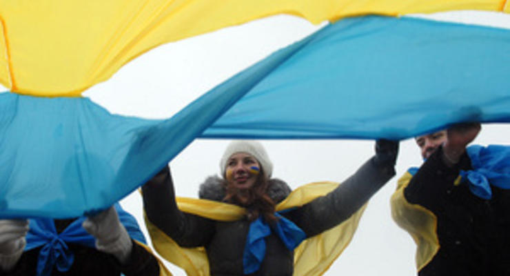 В Киеве на мосту Патона молодежь соединила берега Днепра в честь Дня Соборности