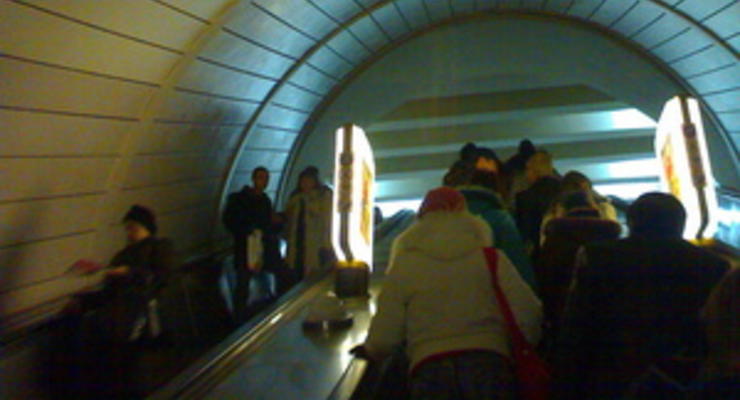 В Киеве на станции метро Золотые ворота женщина упала с эскалатора