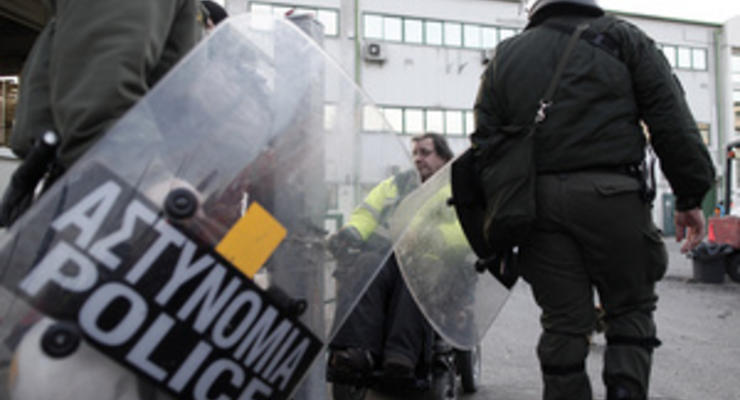 Греческая полиция проводит спецоперацию против бастующих в афинском метро