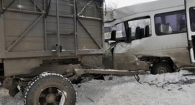 В Запорожье отцепившийся от КамАЗа прицеп врезался в маршрутку: есть жертвы