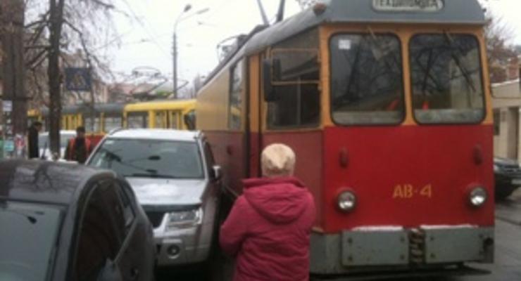 В Киеве на Подоле из-за припаркованного автомобиля образовалась пробка из трамваев