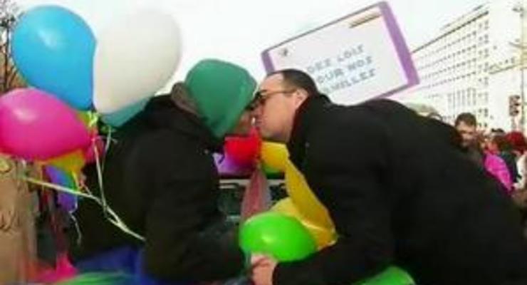 Акция в поддержку гей-браков в Париже - видео