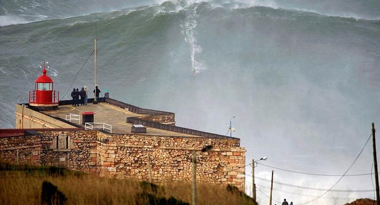 Мировой рекорд: Серфер покорил 30-метровую волну (ВИДЕО)