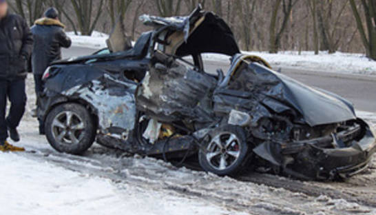 В Днепродзержинске легковой автомобиль врезался в маршрутку: двое погибших
