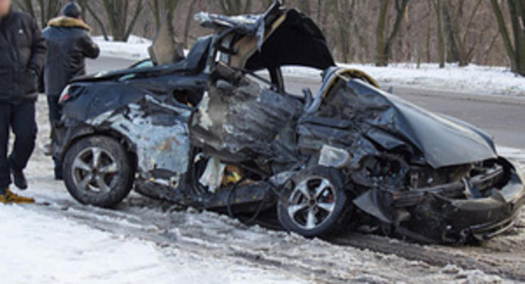 В Днепродзержинске легковой автомобиль врезался в маршрутку: двое погибших