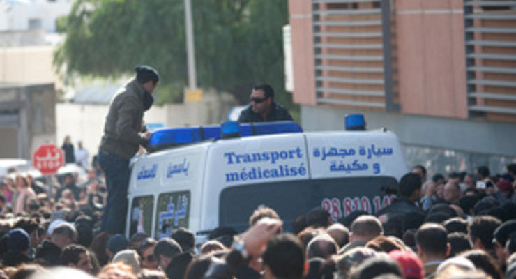 В Тунисе после убийства лидера оппозиции начались массовые акции протеста