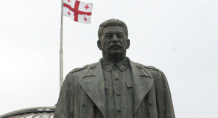 В грузинском селе неизвестные облили памятник Сталину розовой краской