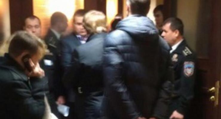 Представители Свободы и общественные активисты прорвались в мэрию Киева, началась драка