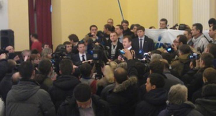 Митингующие захватили колонный зал Киевсовета, с ними встретился Попов