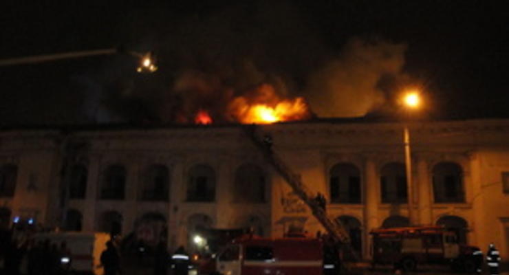 В Киеве продолжается ликвидация пожара в Гостином дворе