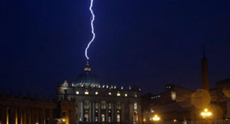 Небесный знак: в ночь после заявления об отречении Папы Римского в купол собора Святого Петра ударила молния (ВИДЕО)