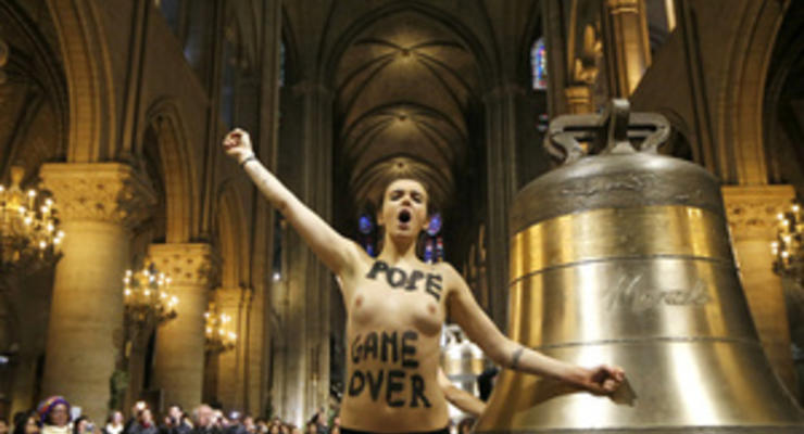 Пока, Бенедикт! Femen обнажились в Соборе Парижской Богоматери по случаю отречения от престола Папы Римского