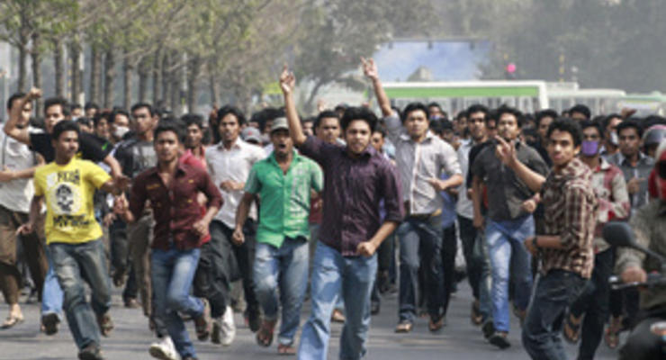 В столице Бангладеш массовые демонстрации переросли в столкновения с полицией