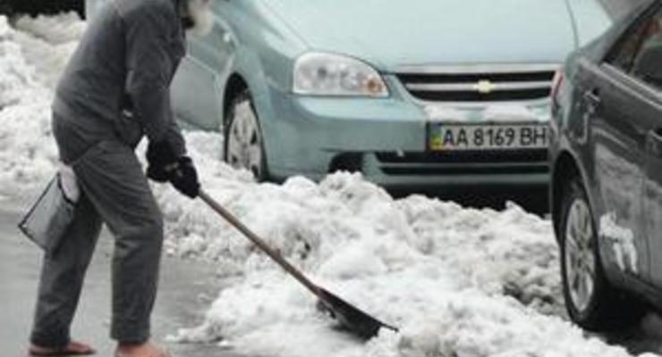 В центре Киева неизвестный мужчина босиком убирал снег