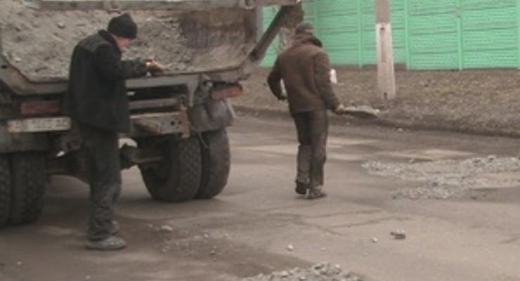 В родном городе Януковича ямы на дорогах засыпают камнями разной величины - издание