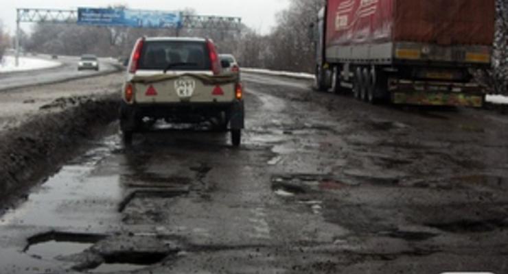 Азаров отреагировал на сообщения об ужасном состоянии украинских дорог