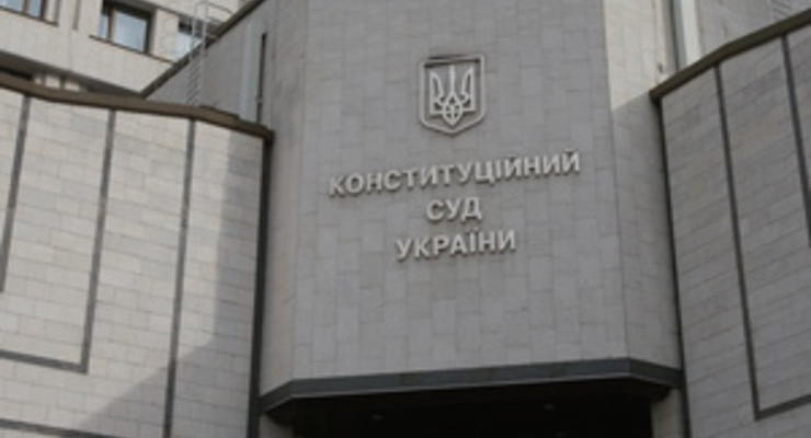 В Конституционный суд поступило представление относительно лишения мандатов Балоги и Домбровского