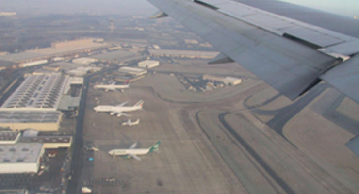 В аэропорту Симферополя самолет совершил аварийную посадку из-за отказа двигателя