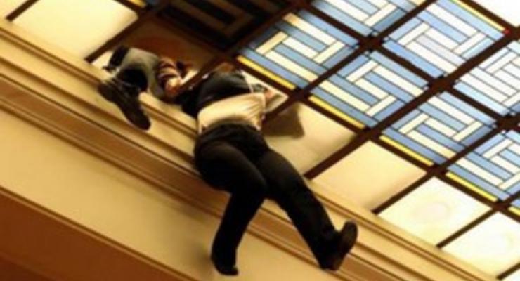 В Греции женщина едва не погибла, провалившись сквозь  купол здания парламента