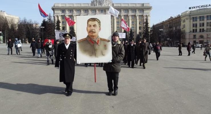 В центре Харькова 200 человек провели парад и пронесли городом портрет Сталина