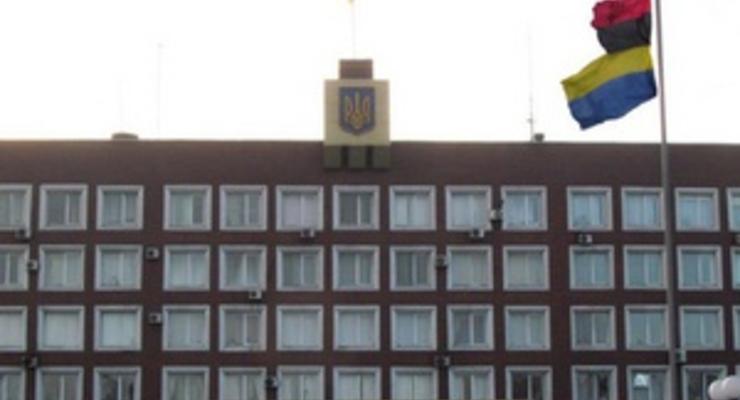В Енакиево над зданием горсовета вывесили флаг УПА