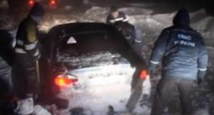 В Ровненской области спасатели освободили из снежных заносов 10 автомобилей