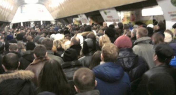 В Киеве на пересадочной станции метро не работали эскалаторы. Образовалась давка