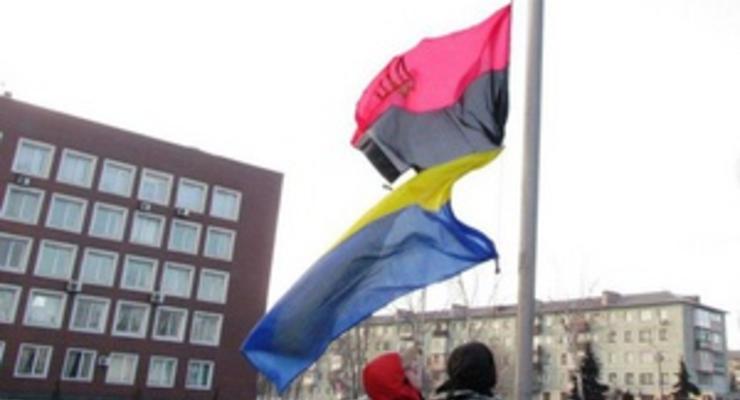 Свобода заявляет о преследовании своих членов из-за поднятого в родном городе Януковича флага УПА